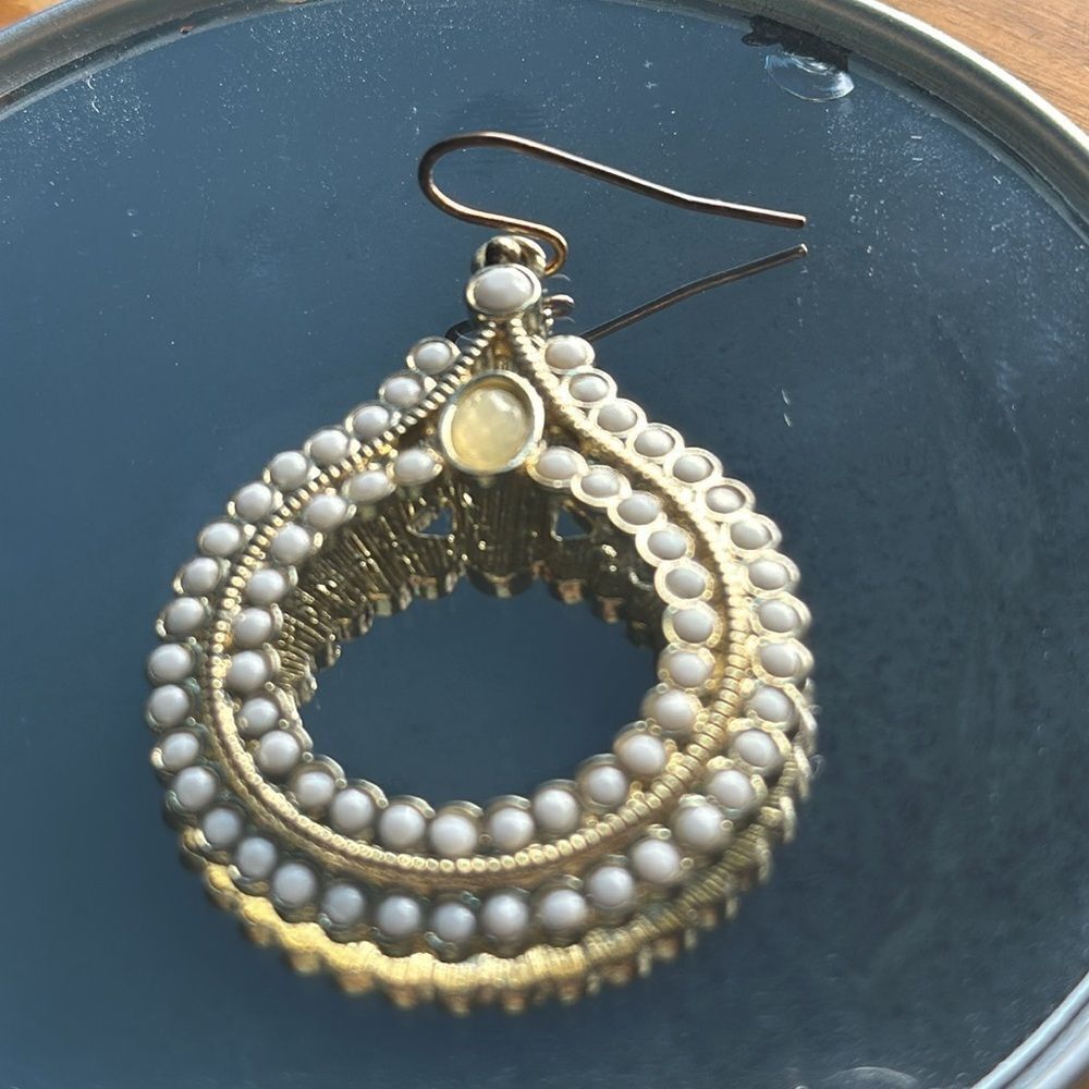 White bead & gold tone large teardrop drop festival boho wire earrings - Picture 2 of 4